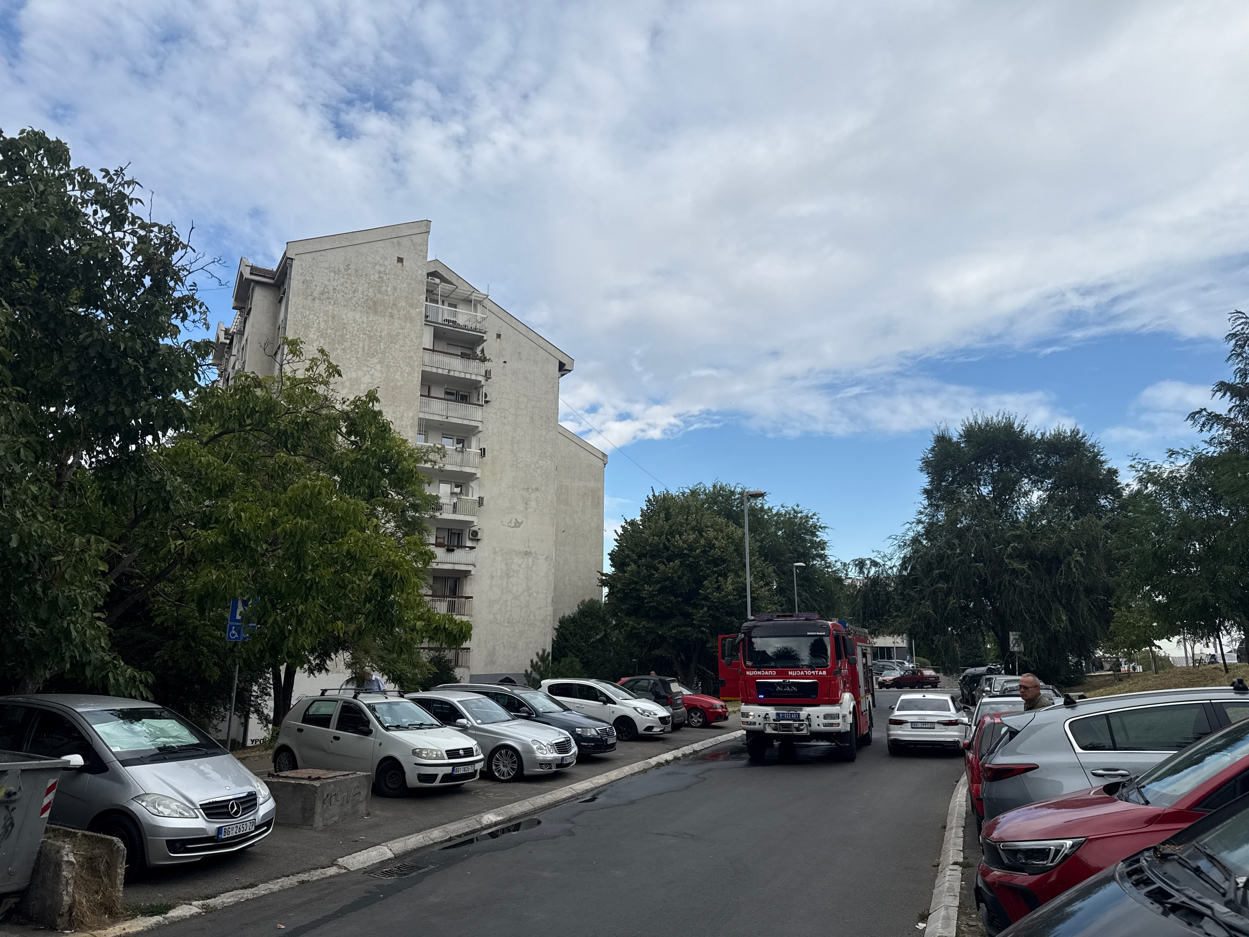 "Nisam znala gde su mi sobe od dima": Ispovest stanarke iz Žarkova, vatrogasci-spasioci spasili majku i bebu