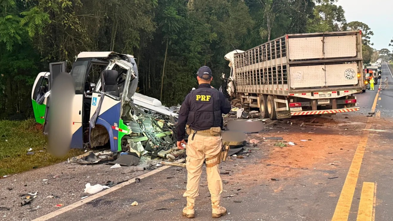 Strahovit sudar u Brazilu: Kamion prešao u suprotnu traku i zakucao se u minibus, 23 osobe poginule