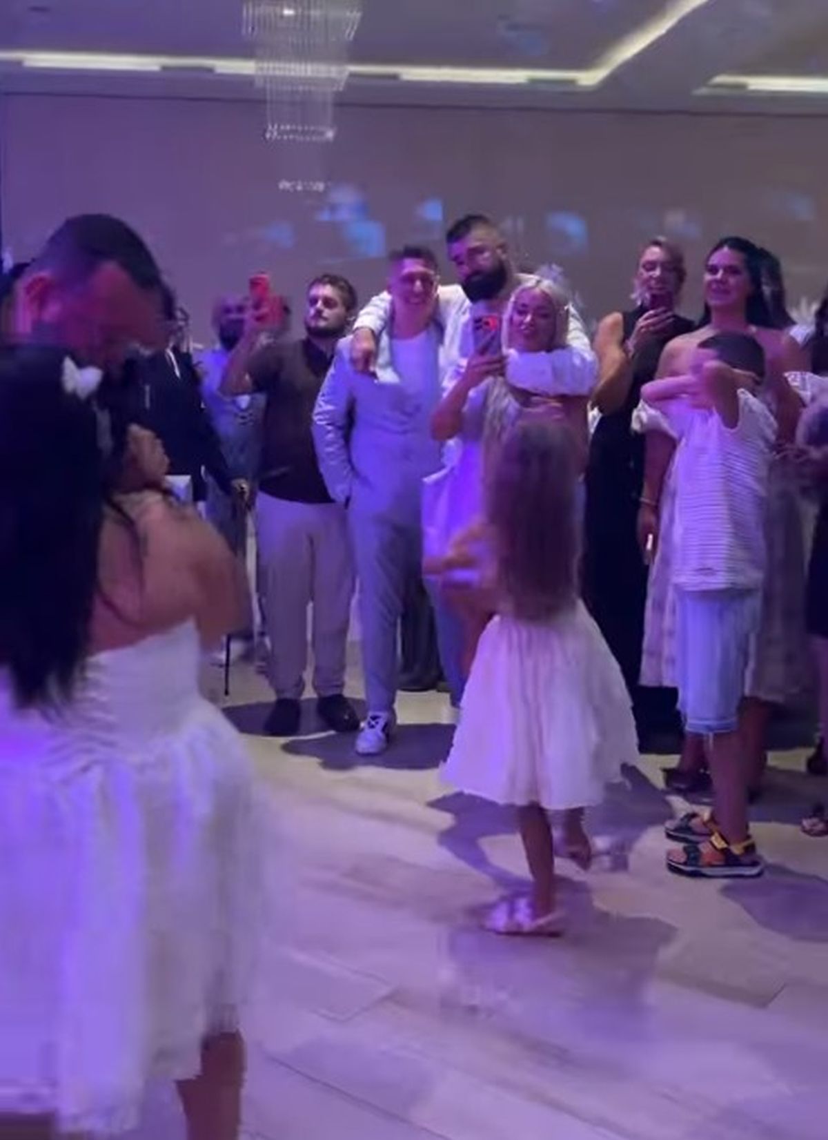 Estrada je podržala zbog priče o bliznakinjama, muž je ostavio: Sara je sada napravila gala slavlje