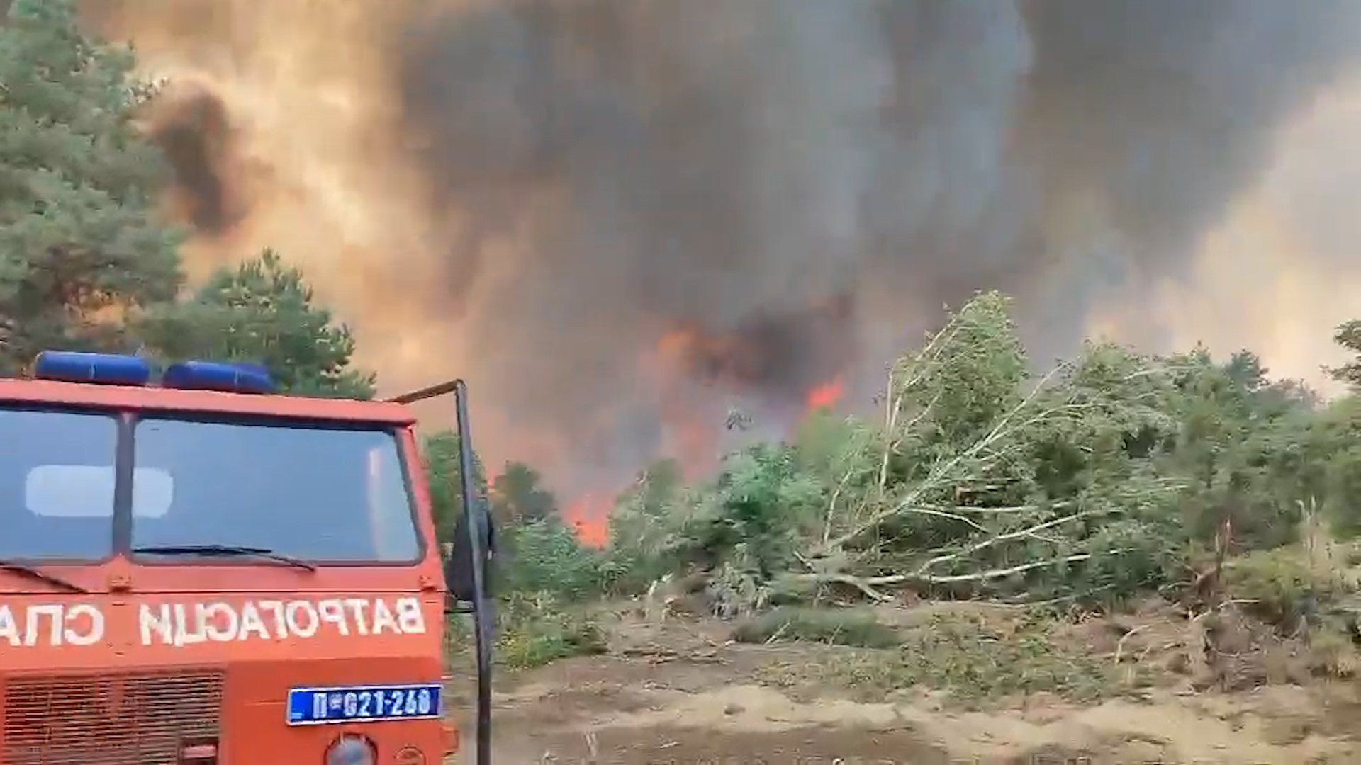 Herojska borba se nastavlja: Ekipe neumorno krote buktinju, helikopteri i teška mehanizacija u akciji