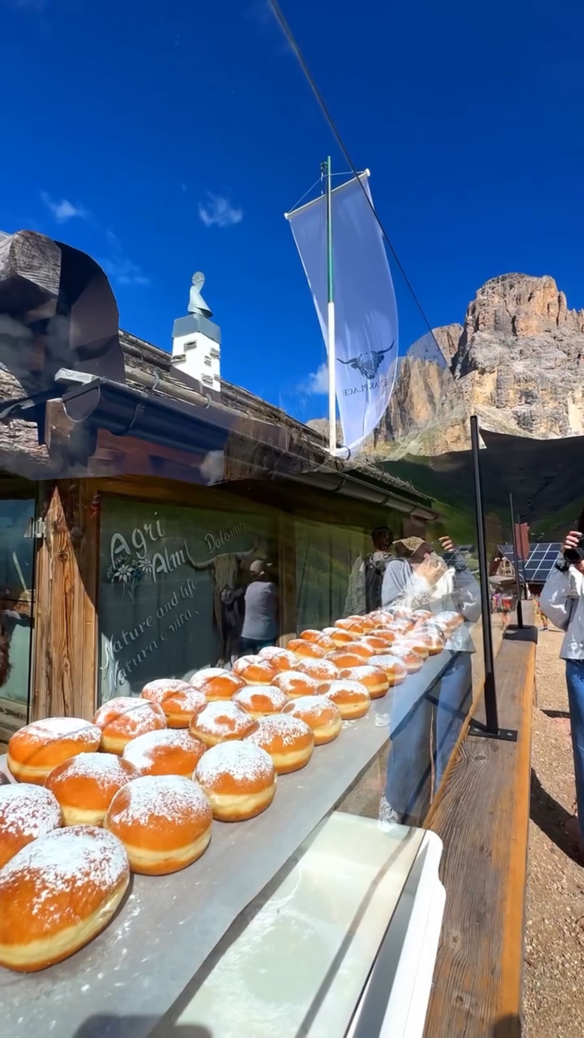 Redovi na 2.300 metara: Turisti prave gužvu od zore, sve zbog jedne poslastice od 4 evra