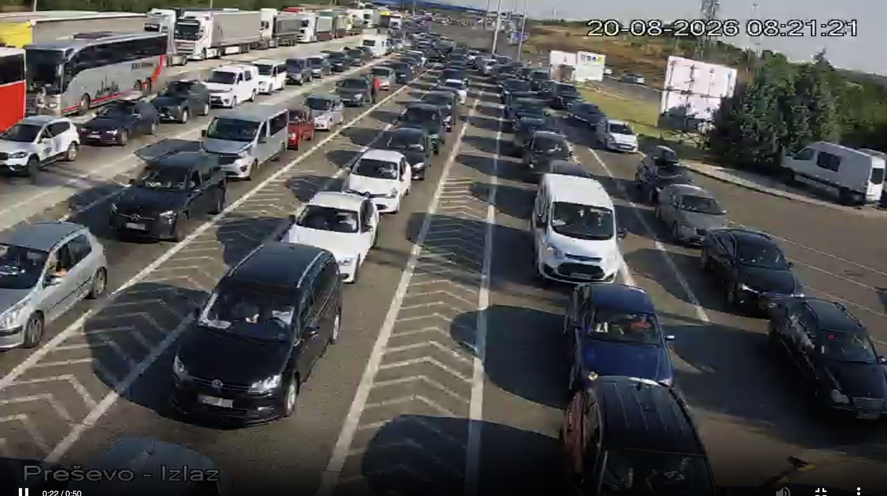 Fotografije sa izlaza iz Srbije pokazuju nepregledan niz vozila, zvanično čekanje 40 MINUTA