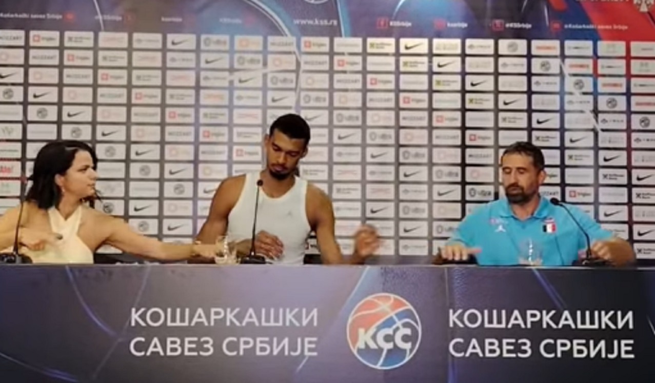 Viktor Vembanjama došao bos na konferenciju, pa oduševio odgovorom na jedno pitanje posle meča sa Srbijom