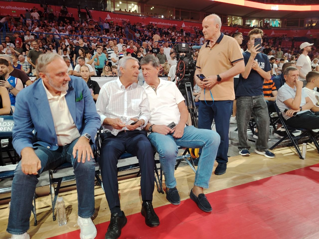 Uvek uz reprezentaciju Srbije! Veliki Svetislav Kari Pešić se pojavio na meču sa Francuzima i obradovao sve