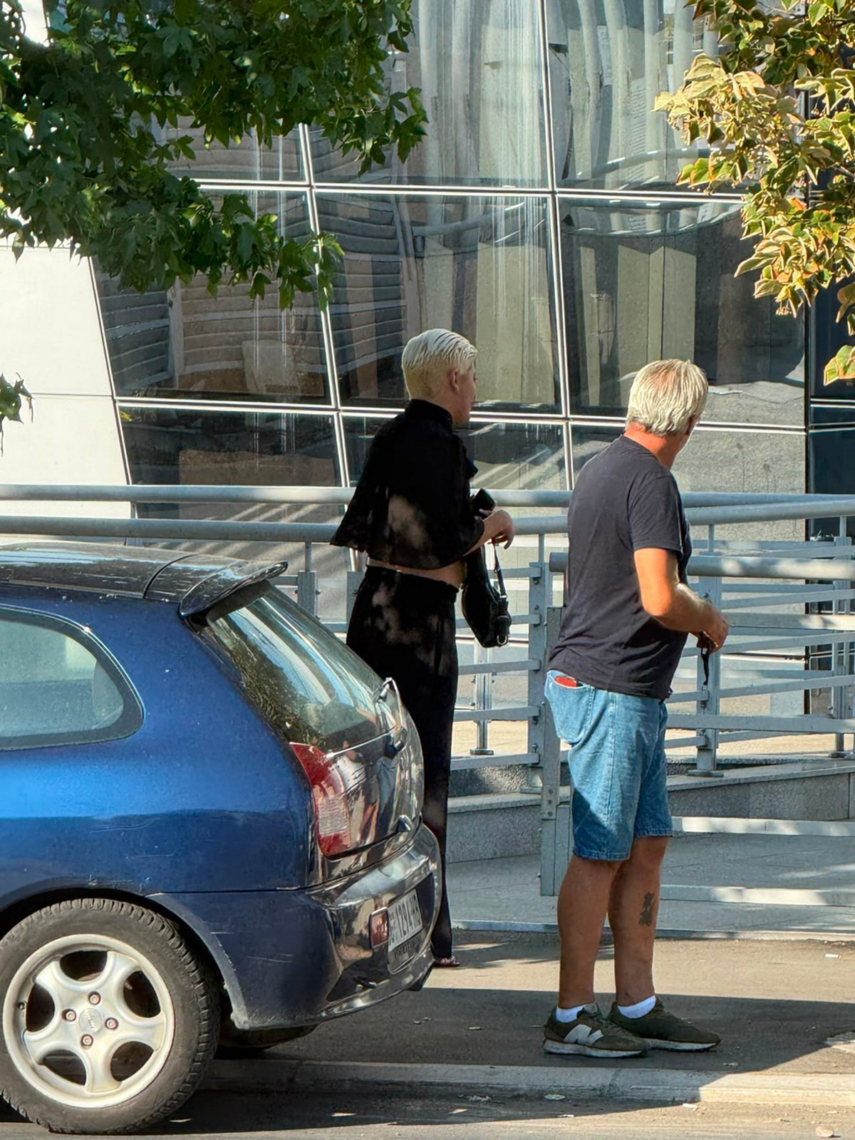 Uroš Stanić u šok izdanju stigao kod Mitrovića: U visokim štiklama ušetao u zgradu Pinka