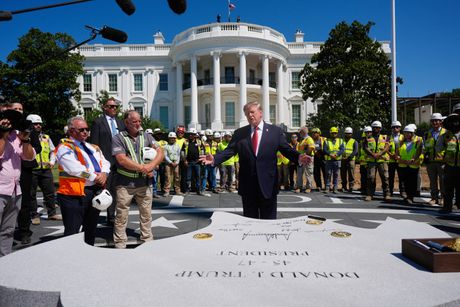 Donald Tramp u obilasku radova u Beloj kući