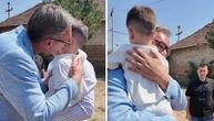 Vučića u selu kod Bujanovca dočekao dečak sa Kosova kojeg je krstio: Evo šta mu je poručio