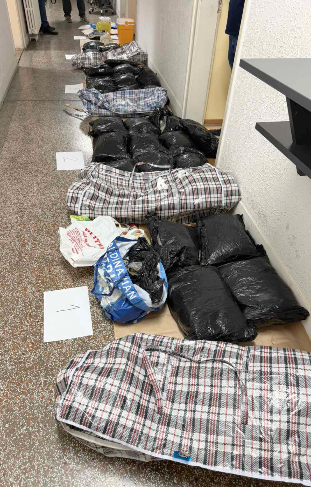 Filmska akcija u Staroj Pazovi! Policija upala na tavan, pa zatekla ogromne količine sumnjive materije
