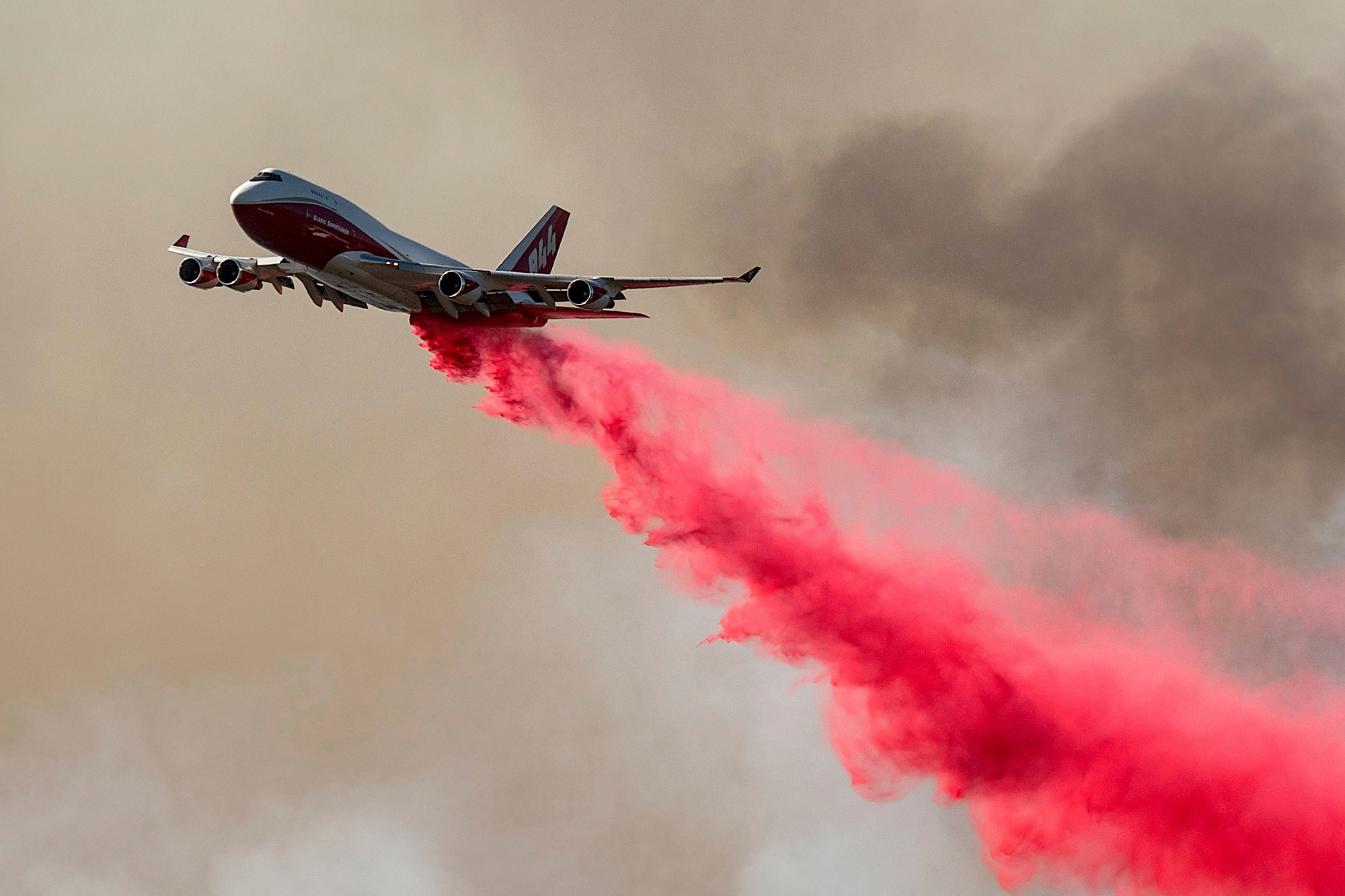 Supertanker, najveći protivpožarni avion na svetu: 72 tone na vatru za šest sekundi