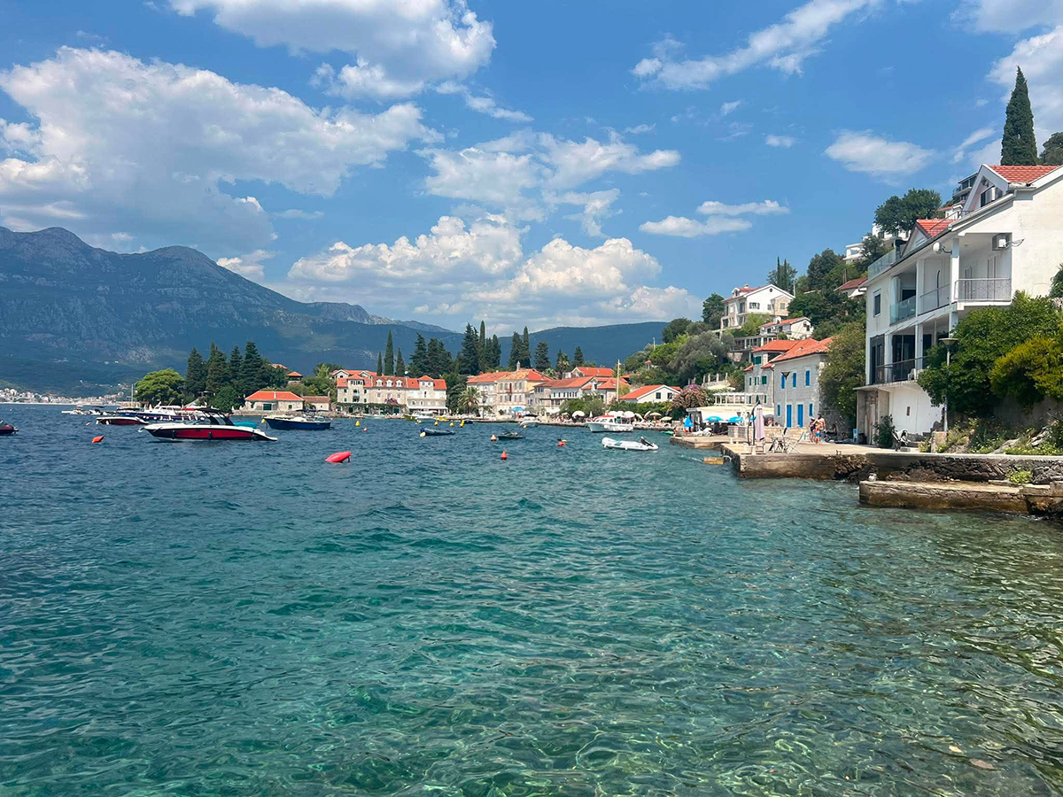 Da li ste ikad posetili ovo mesto na Jadranu? Srpski turisti ga obožavaju, krije bajkovite plaže
