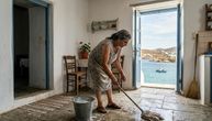 Grci na moru vekovima peru podove isto: Nigde prašine! Čašicu belog sipaju u vodu da pločice sijaju i zamiriše