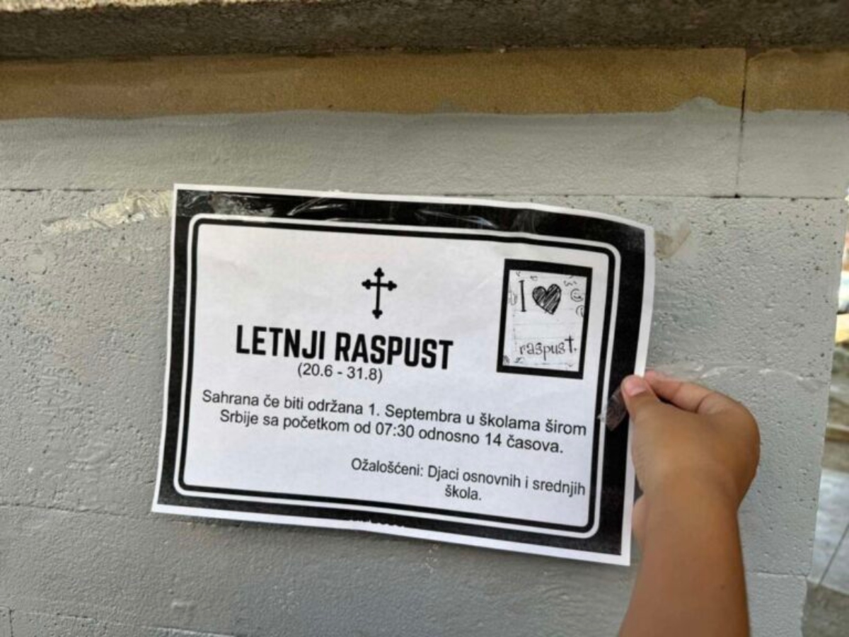 Morbidno ili urnebesno? Đaci u Vranju idu gradom i lepe UMRLICE, prolaznici u šoku kada vide KO je "preminuo"