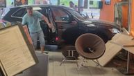 SNIMAK HAOSA U HRVATSKOJ! Automobil uleće u kafić, ljudi u panici beže s decom u naručju!