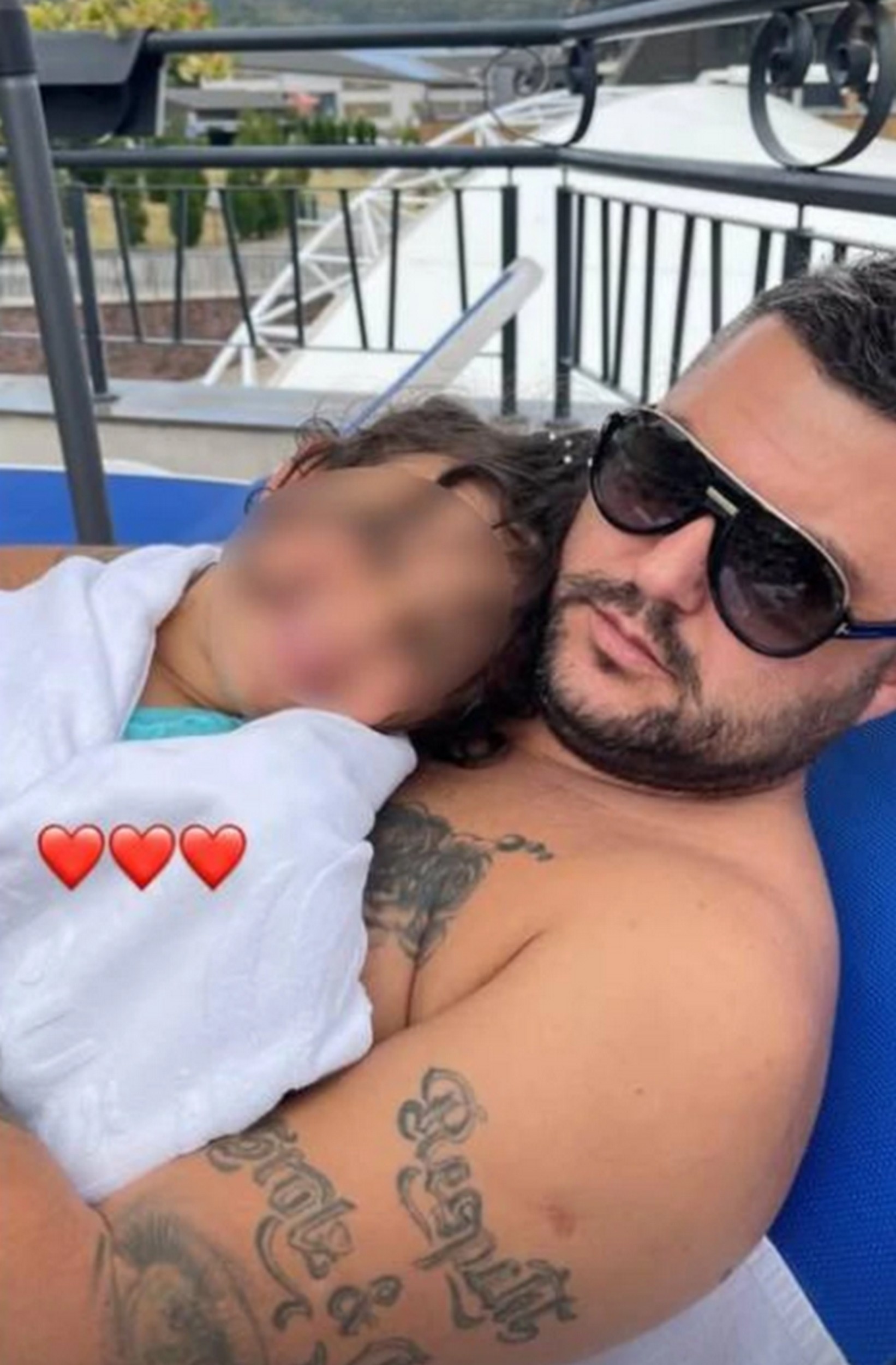 Asmin se ne odvaja od Nore! Slika rastopila srca svih, ćerkicu drži na grudima - evo kako se provode