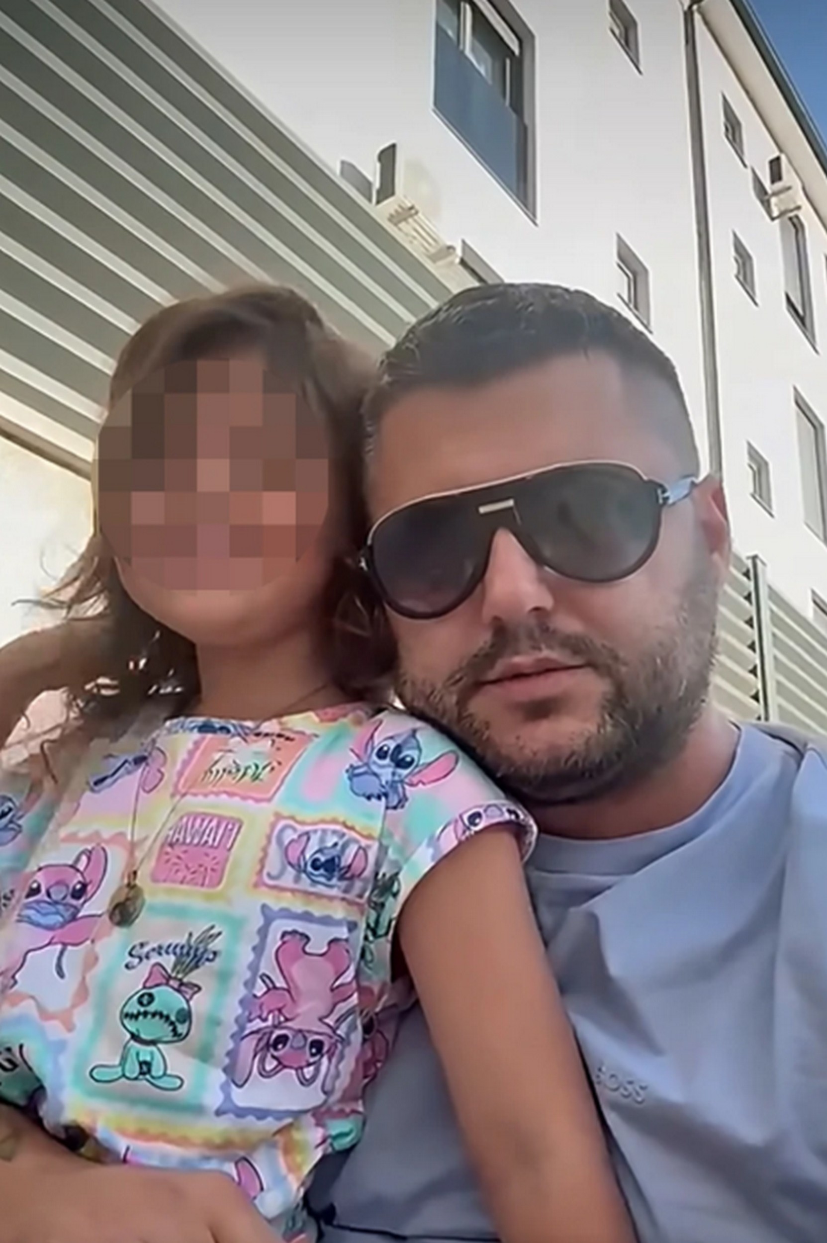 Asmin se ne odvaja od Nore! Slika rastopila srca svih, ćerkicu drži na grudima - evo kako se provode