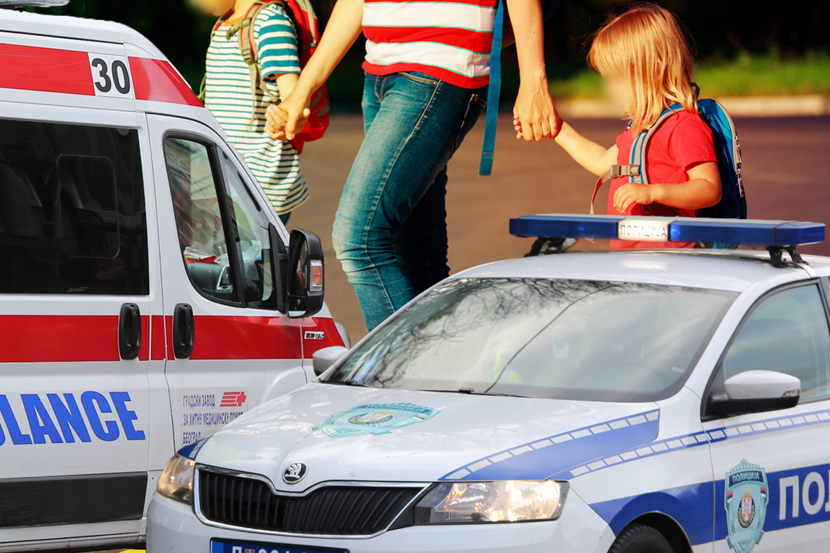 Majke sa decom pale sveće: Potresan prizor na šetalištu u Kraljevu gde je poginula devojčica (5)
