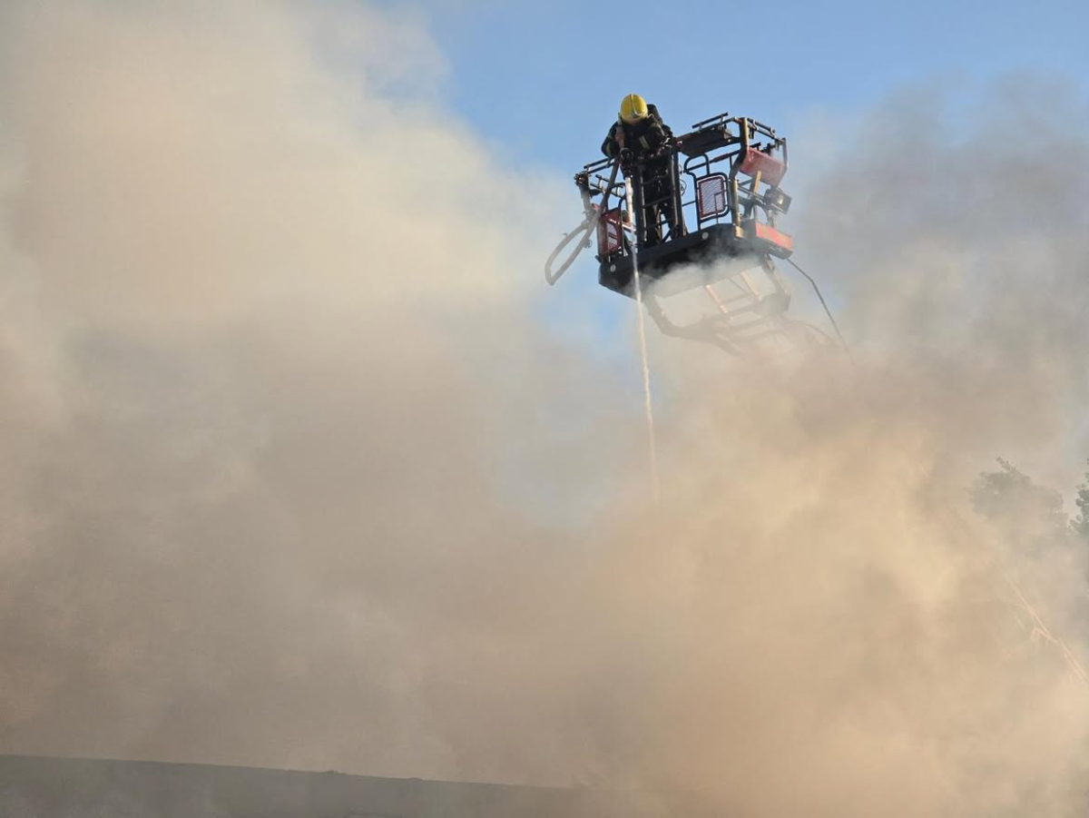 Massive fire in Novi Sad! Thick smoke seen over the city, detonations heard, and there are injuries