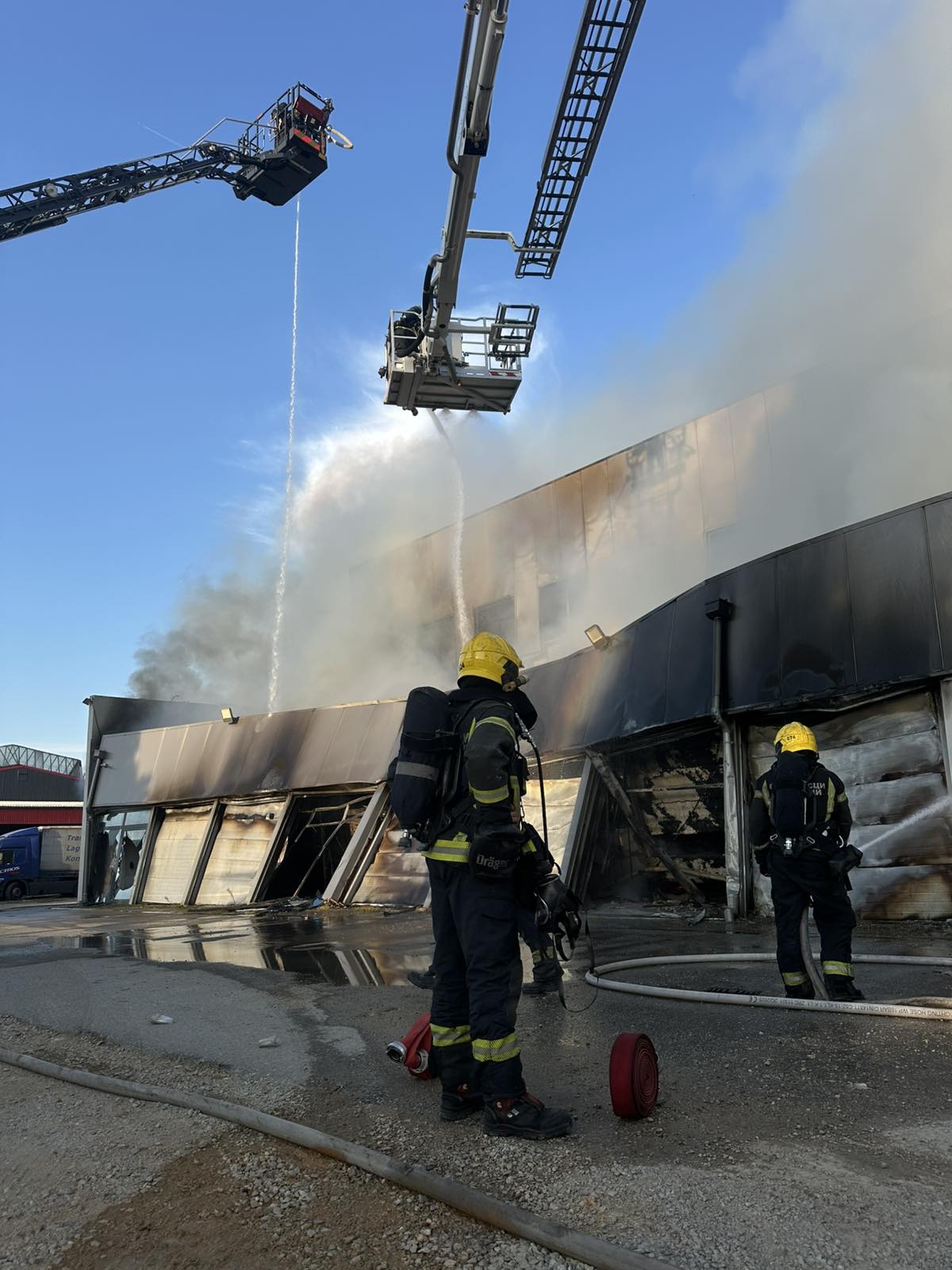 Prve scene drame u Novom Sadu: Pogledajte prizore nakon što je buknuo veliki požar, uhvaćeni ključni momenti