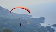 Paraglajder pao pred kupačima u Buljarici: Povređeni muškarac dugo zapomagao na plaži
