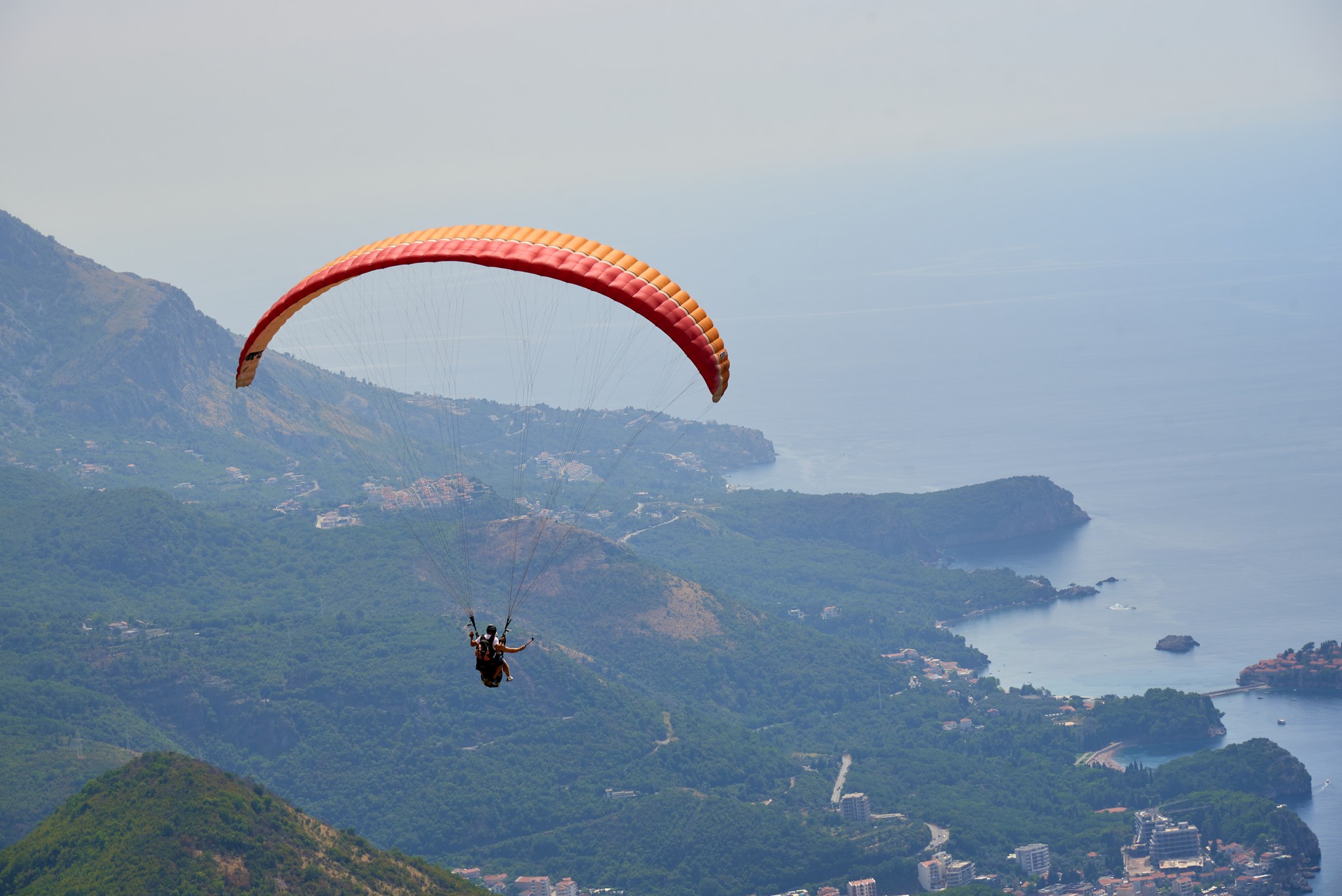 Paraglajder pao pred kupačima u Buljarici: Povređeni muškarac dugo zapomagao na plaži