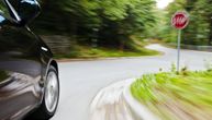 Vožnja u leru ili u brzini kada idete nizbrdo? Evo šta troši više goriva