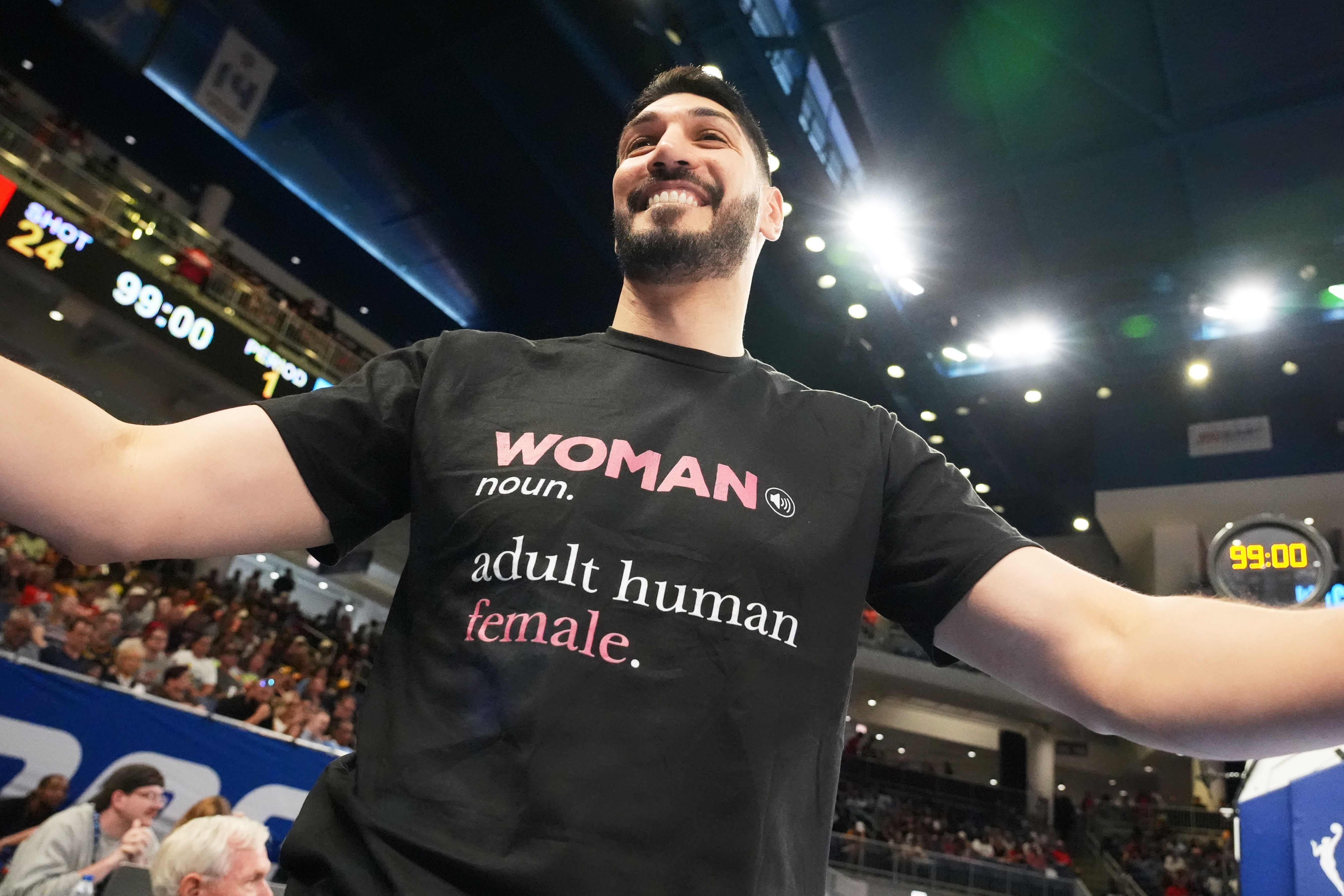 Izbacili ga sa WNBA utakmice, a onda je povukao potez koji niko nije očekivao: "Ja sam žena..."