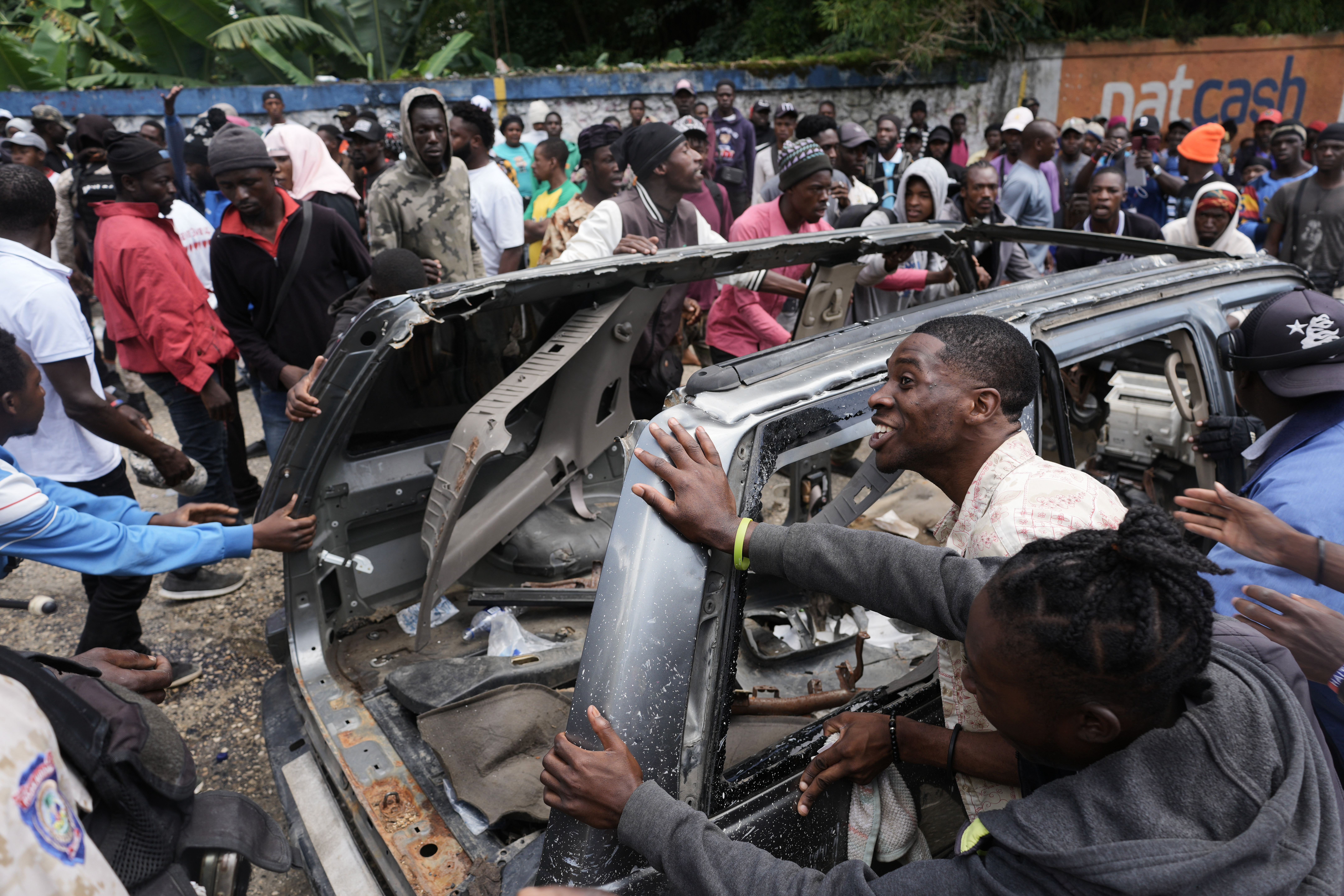 Desetine mrtvih u napadu bandi na Haitiju: Šokantne scene u prestonici!