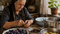 Bake su ovako gulile šljive: Jedan trik sa vodom i kožica gotovo sama sklizne