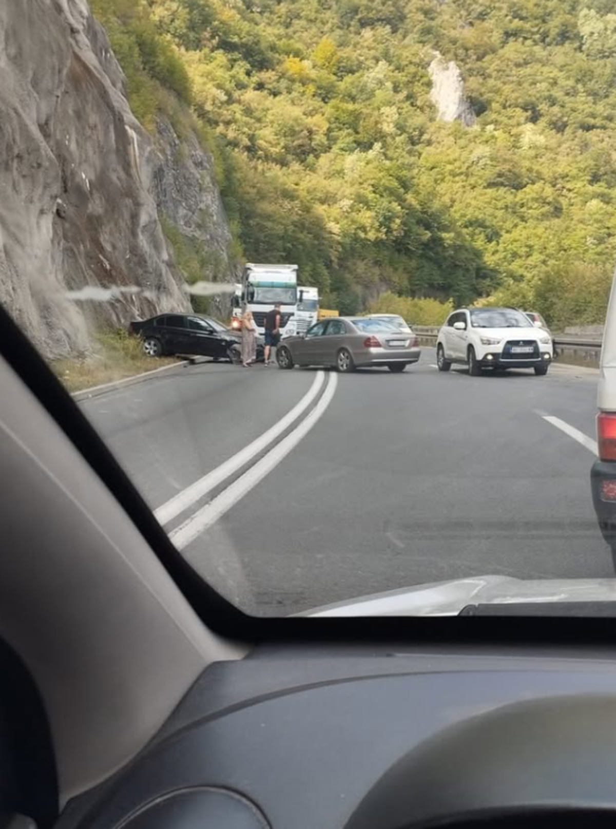 Vozači, oprezno kod Zlatibora! Automobili preprečili put nakon udesa, stvaraju se zastoji