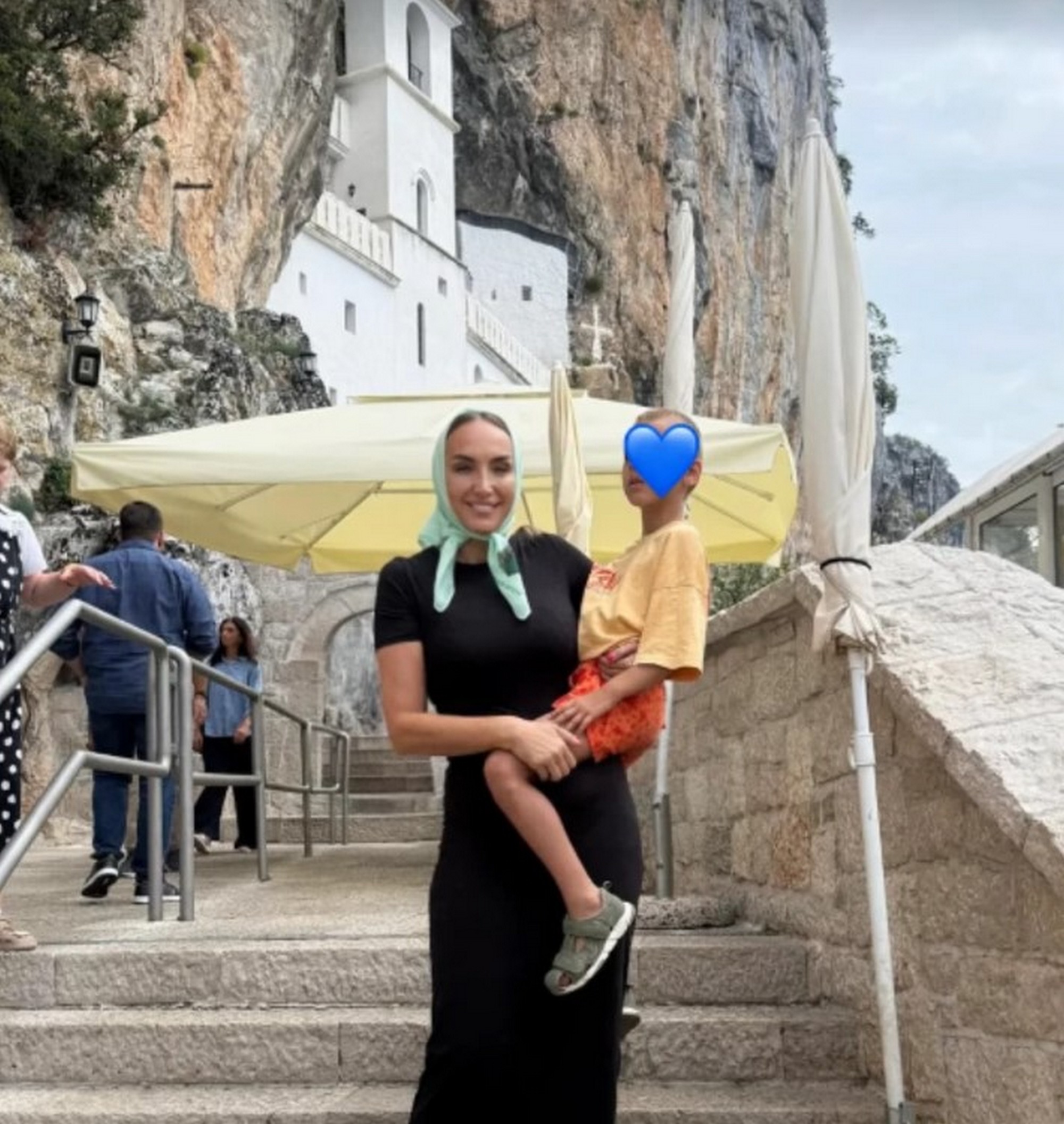 Pevačica sa maramom na glavi: Goga se oglasila sa svetinje, otišla sa sinom Vasilijem pod Ostrog