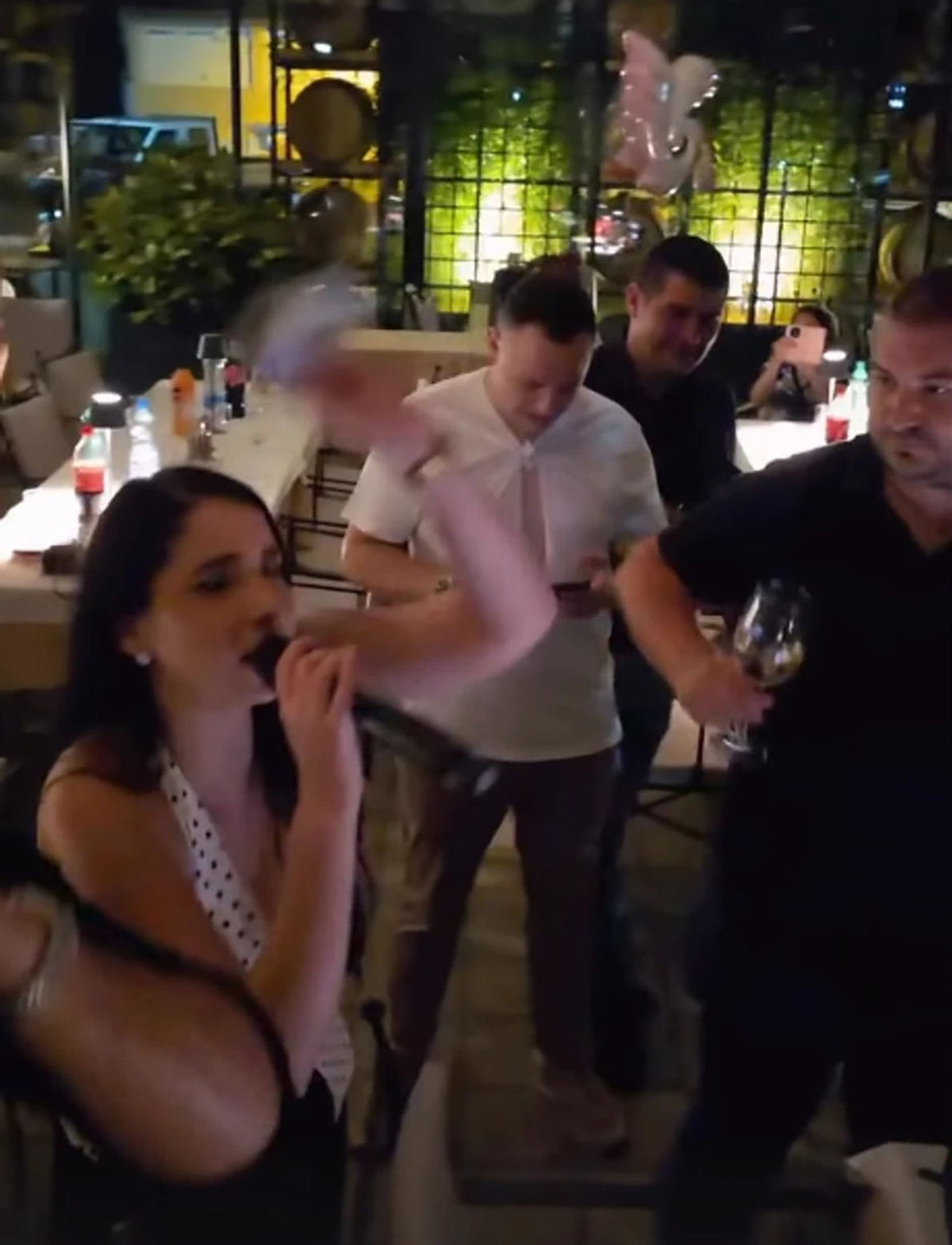 Isplivao snimak iz restorana: Mirčetu cepali majicu zbog rođenja ćerke, supruga pevača najveselija na proslavi