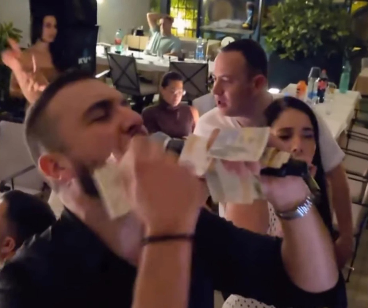 Isplivao snimak iz restorana: Mirčetu cepali majicu zbog rođenja ćerke, supruga pevača najveselija na proslavi