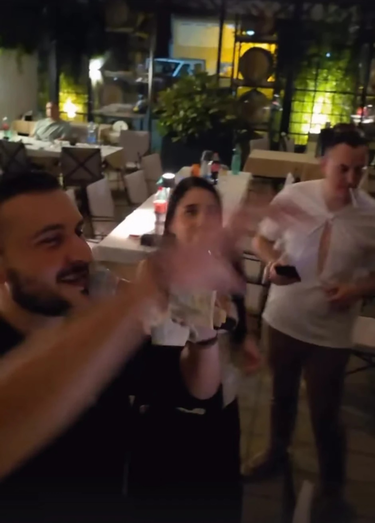 Isplivao snimak iz restorana: Mirčetu cepali majicu zbog rođenja ćerke, supruga pevača najveselija na proslavi