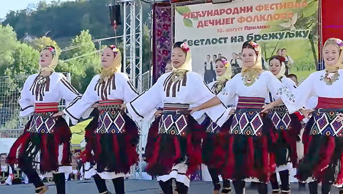 Eli je JEDINSTVENA u Srbiji! Poreklom iz KIne, ova devojčica u srpskim opancima širi ljubav prema našoj zemlji