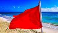 UPOZORENJE! Ako boravite na ovoj plaži u Crnoj Gori, ne ulazite u vodu: Istaknuta crvena zastavica!