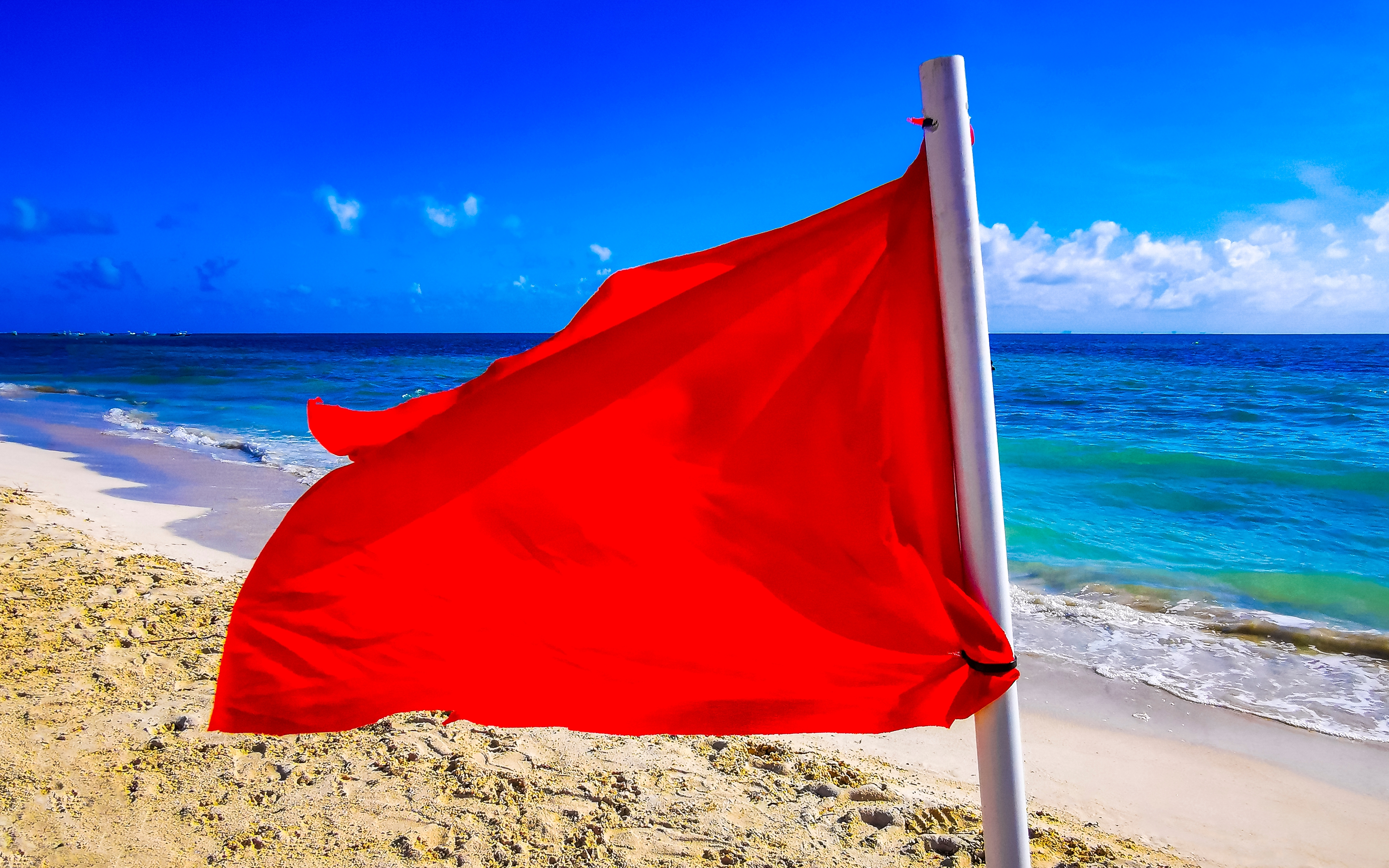 UPOZORENJE! Ako boravite na ovoj plaži u Crnoj Gori, ne ulazite u vodu: Istaknuta crvena zastavica!