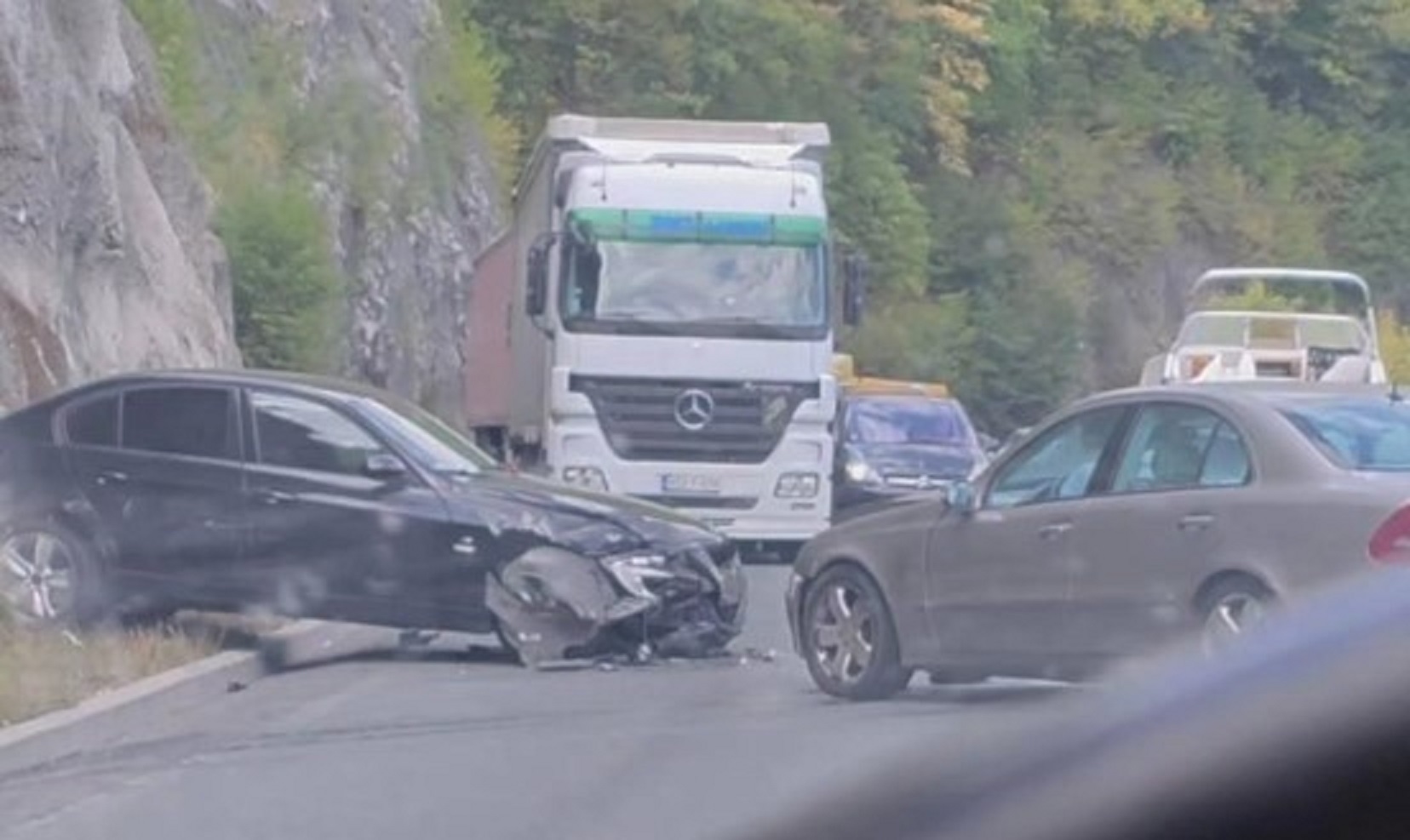 Prve slike nezgode kod Užica: Automobili slupani, kolona vozila nekoliko kilometara
