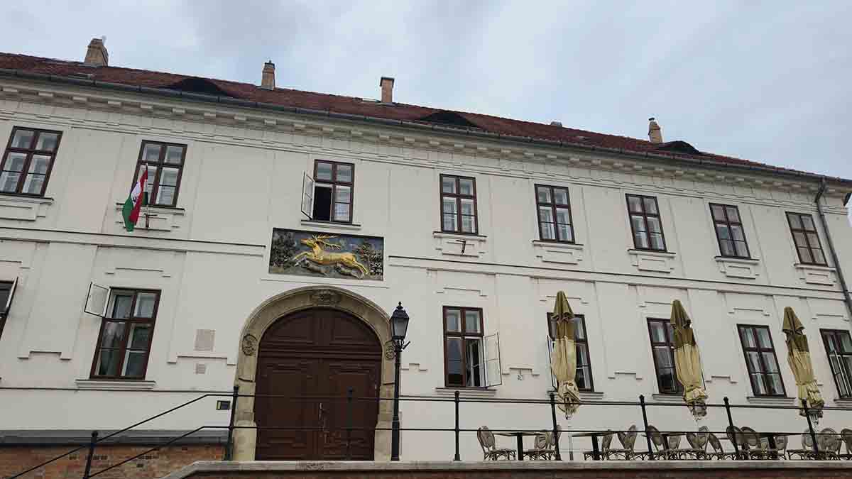 Srpski trag u Budimpešti: Ovde je bila čuvena kafana KOD ZLATNOG JELENA, gde je nastala Vukova "Pismenica"