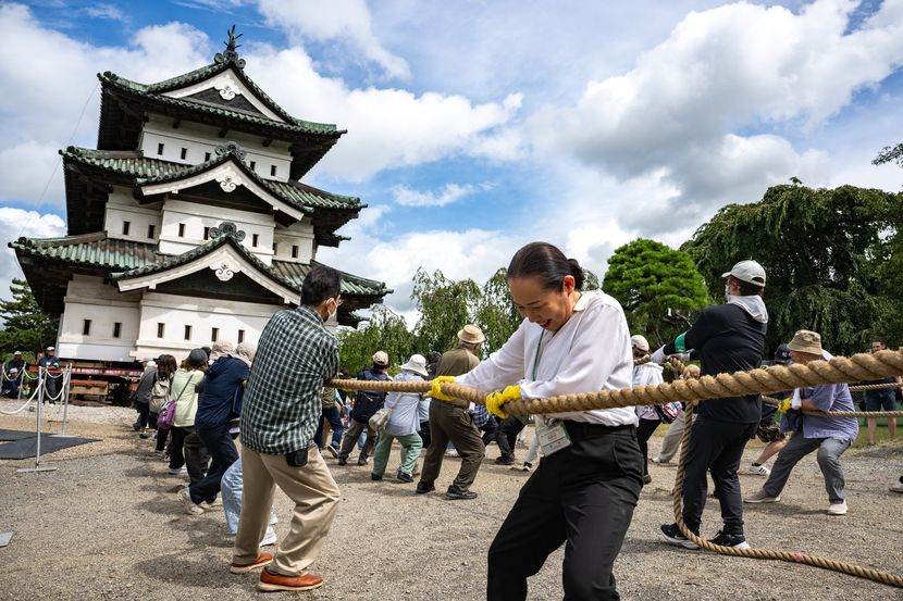 Šta rade u Japanu? Ručno vuku zamak težak 360 tona! Uspeli su da ga pomere dva metra