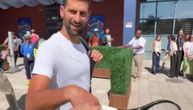 Novak dobio neverovatan poklon od navijača kada je krenuo na trening: Oduševio se, odmah ga isprobao uz osmeh!