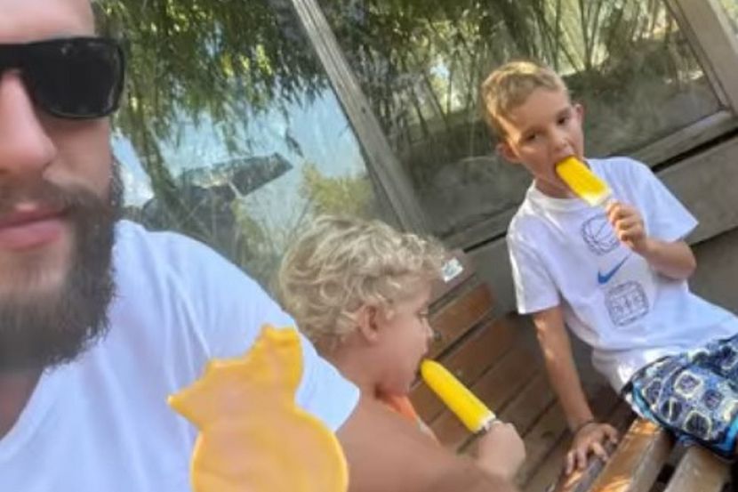 Veljko Ražnatović odveo sinove u zoo vrt! Uživali u sladoledu, a onda prišli jelenu: "Bravo Isaija"