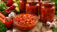 Lovačka salata je kraljica zimnice uz meso: Jednostavan recept od paradajza i paprike koji uvek uspeva
