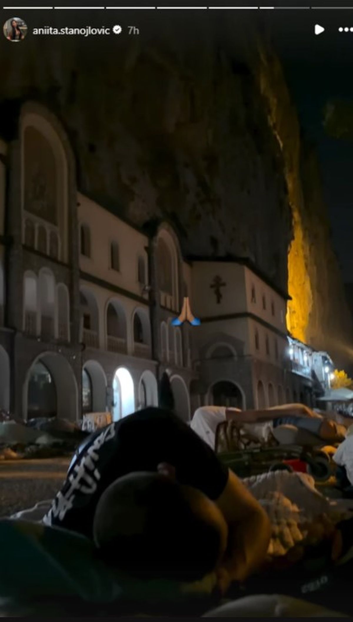 Trudna Anita na veliki praznik prespavala pod Ostrogom: Ležala na pločniku ispred velike svetinje