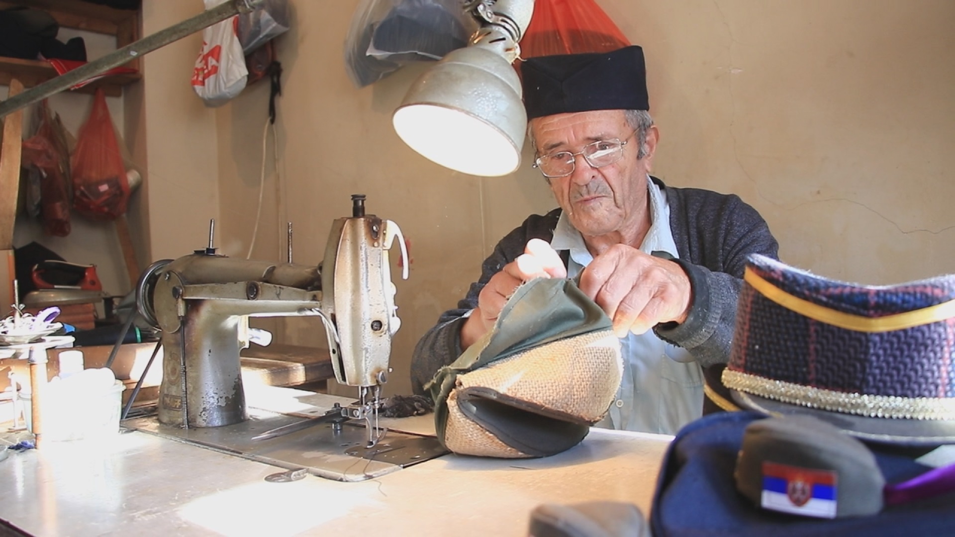 Deda Đorđe (92) i dalje radi i čuva stari zanat od zaborava! Jedan je od retkih, a prodaje i na Zlatiboru
