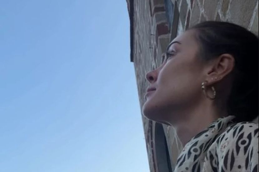 Dragana Mićalović prespavala u porti manastira i poručila: „Prigrli svoj mir, umiri nemir“