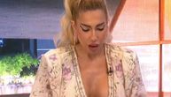 Jovana Jeremić se vratila na Pink: Pokazala nove silikone u cvetnom miniću, gosti ne znaju šta ih je snašlo