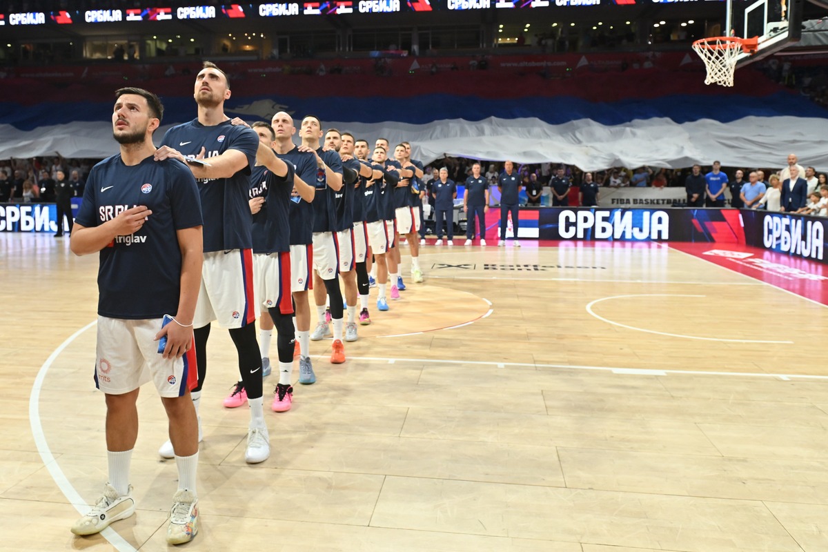 Prizor za ponos! Grmi Bože pravde u Areni, publika raširila zastavu Srbije preko cele tribine