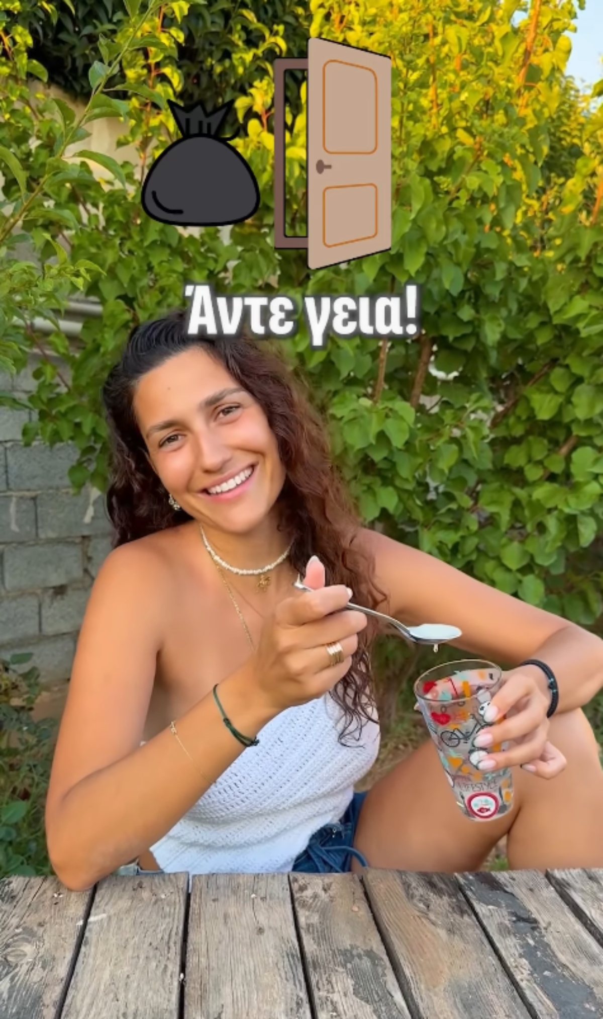 Urnebesan video: Lepa Grkinja snima videe na srpskom, OVE reči joj zadaju pravu muku, ali osmeh ne skida