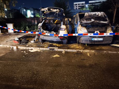 Zapaljeni automobili u NS