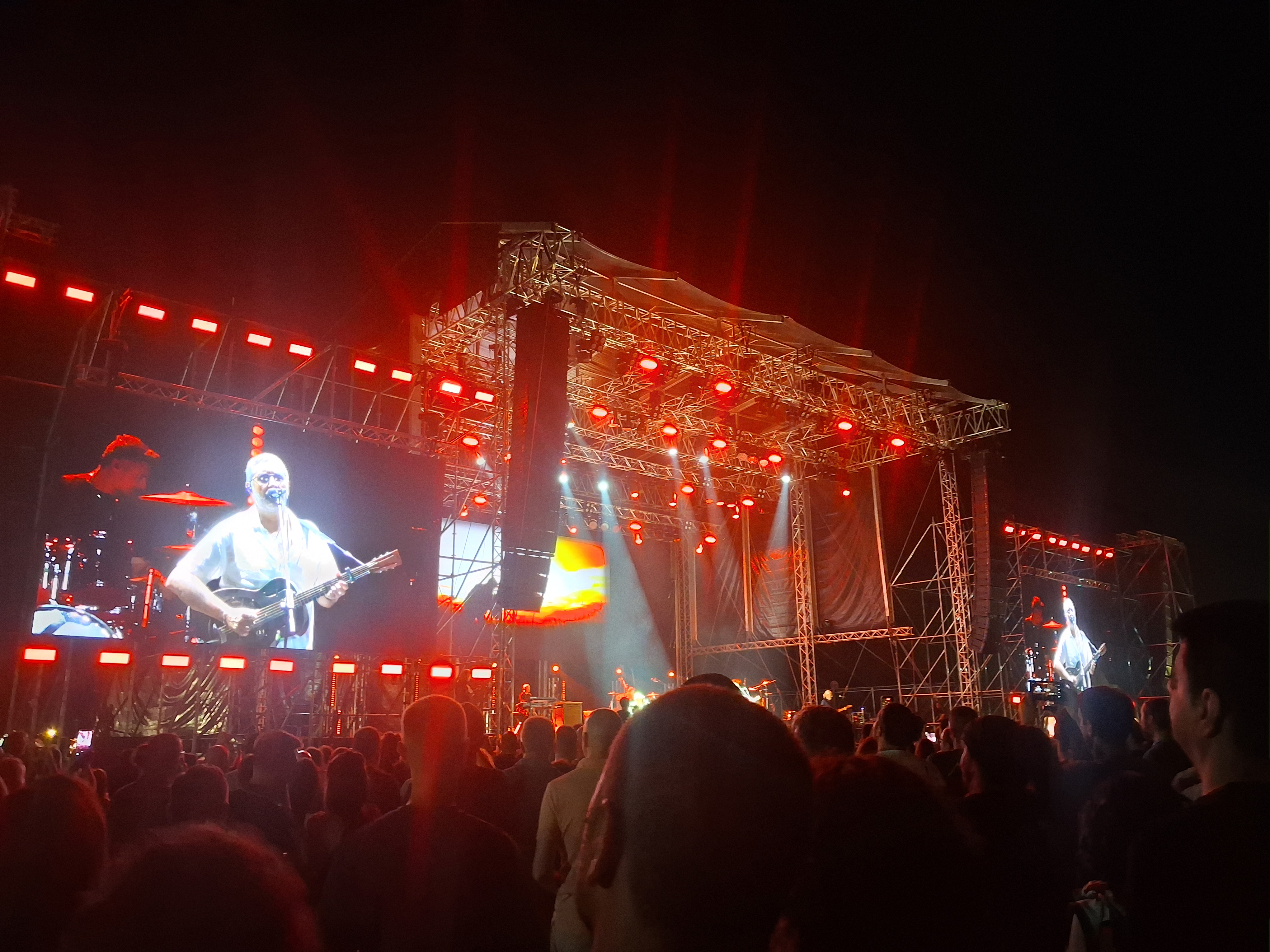 Rokenrol i revija hitova na Ušću: Muzički vremeplov grupe Dire Straits Legacy u Beogradu